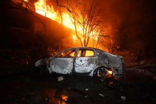 Les pompiers s'attaquent aux flammes après les attaques russes qui ont frappé le bâtiment résidentiel de Kharkov